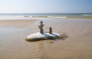 Güzel bir taş kule. Baltık Denizi, Polonya.