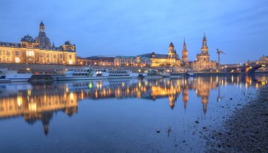 Akşam eski şehir panoraması. Dresden, Almanya.