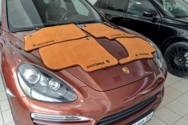 Novosibirsk, Rusya - 06.05.2018: Tekstil paspaslar Porsche Cayenne kahverengi kumral metalik magnum nakış yalan başlık üzerinde bireysel üretim