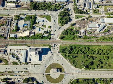 İki kare inç iki dolambaçlı trafik, sokaklar ve binalar yeşil ağaçlar ile şehrin havadan görünümü