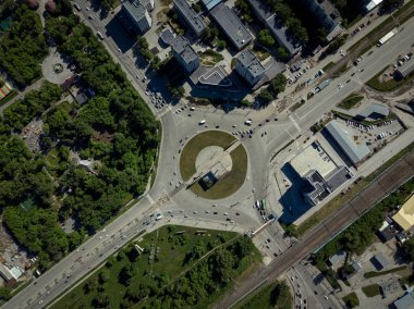 Havadan görünümü Meydanı şehrin dolambaçlı trafik, sokaklar ve binalar ile yeşil ağaçlar ile. Demiryolu Köprüsü yol yukarıda.