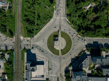 Havadan görünümü Meydanı şehrin dolambaçlı trafik, sokaklar ve binalar ile. Ağaçlar ve iki kentsel ile iki bölüme.