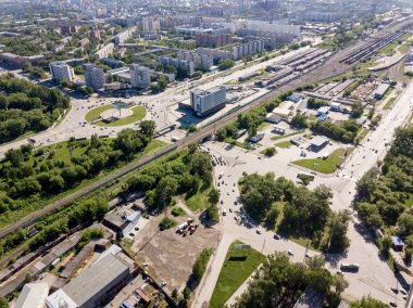 İki kare inç iki dolambaçlı trafik, sokaklar ve binalar yeşil ağaçlar ile şehrin havadan görünümü