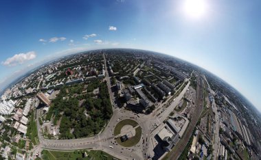 Panorama fotoğraf gezegenden bölümünün görünümünü yeşil ağaçların ile şehrin dolambaçlı trafik, sokaklar ve binalar ile Meydanı havadan görünümü