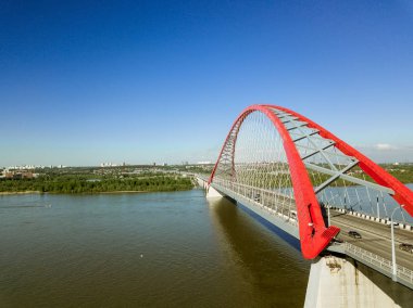 Havadan görünümü en büyük katmanlı geniş Kemer Köprüsü ve Rusya'da yeşil ağaçlar. Bugrinsky bridge uygulamasında Novosibirsk.