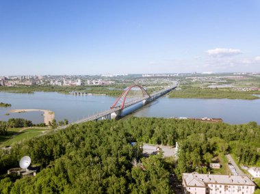 Rusya'nın en büyük çok düzeyli kemer köprü uzaktan hava görünümü. Bugrinsky bridge uygulamasında Novosibirsk.
