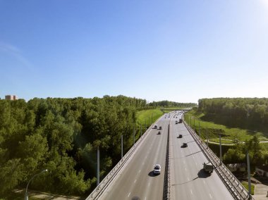 Rusya'nın en büyük çok düzeyli Kemer Köprüsü'nün havadan görünümü. Bugrinsky bridge road nehir ob Novosibirsk yılında sol sahil.