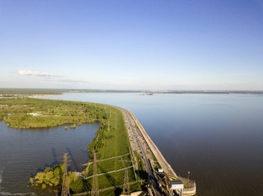 Novosibirsk hidroelektrik santrali için bir güneşli yaz rüzgarsız günde yol için havadan görünümü