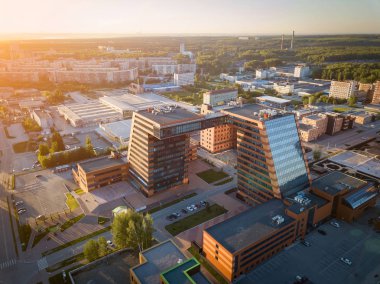 Academpark Teknopark Novosibirsk akademik İlçesi - büyük bir bina laboratuvarlar ve yenilikçi projeler, teknik bir charactere buluşlar güneşli bir gün batımında havadan görünümü
