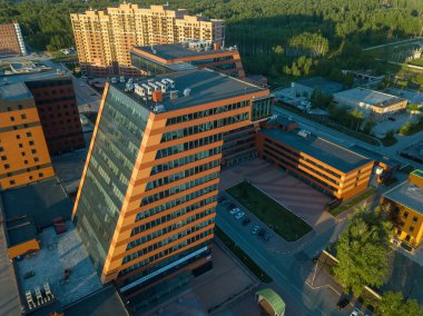 Academpark Teknopark Novosibirsk akademik İlçesi - büyük bir bina laboratuvarlar ve yenilikçi projeler, teknik bir charactere buluşlar güneşli bir gün batımında havadan görünümü