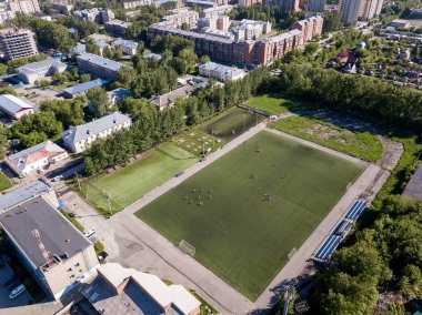 Futbol sahası hayranları ile oyuncular, yeşil çim Rusya'da az sayıda olmadan. Havadan görünümü.