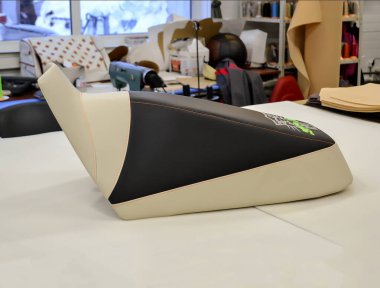 Deri kaplama değiştirme ve ayarlama atelier Nakışlı sonra masanın üzerinde motosiklet gelen koltuk