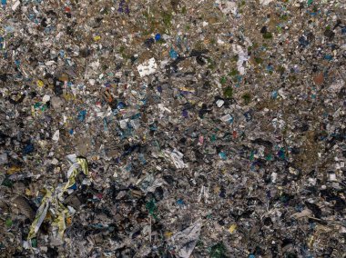 Çevre kirliliği. Büyük çöp yığını drone uçan hava üstten görünüm fotoğrafın. Çöp yığını içinde çöp dökmek ya da yeşil forest yakınındaki depolama.