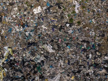 Çevre kirliliği. Büyük çöp yığını drone uçan hava üstten görünüm fotoğrafın. Çöp yığını içinde çöp dökmek ya da yeşil forest yakınındaki depolama.