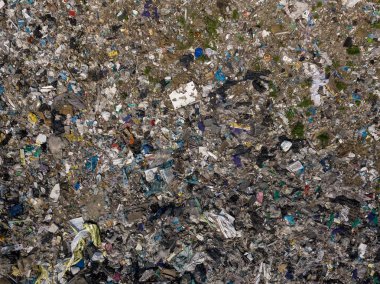 Çevre kirliliği. Büyük çöp yığını drone uçan hava üstten görünüm fotoğrafın. Çöp yığını içinde çöp dökmek ya da yeşil forest yakınındaki depolama.