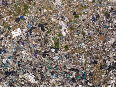 Çevre kirliliği. Büyük çöp yığını drone uçan hava üstten görünüm fotoğrafın. Çöp yığını içinde çöp dökmek ya da yeşil forest yakınındaki depolama.