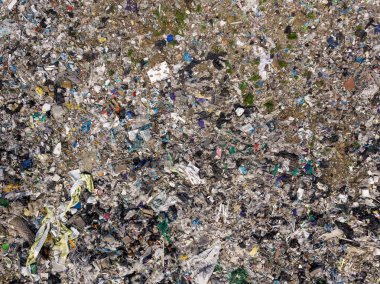 Çevre kirliliği. Büyük çöp yığını drone uçan hava üstten görünüm fotoğrafın. Çöp yığını içinde çöp dökmek ya da yeşil forest yakınındaki depolama.