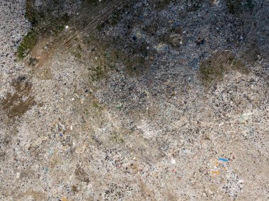 Çevre kirliliği. Büyük çöp yığını drone uçan hava üstten görünüm fotoğrafın. Çöp yığını içinde çöp dökümü veya depolama.