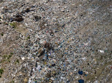 Çevre kirliliği. Büyük çöp yığını drone uçan hava üstten görünüm fotoğrafın. Çöp yığını içinde çöp dökümü veya depolama.