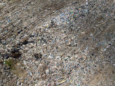Çevre kirliliği. Büyük çöp yığını drone uçan hava üstten görünüm fotoğrafın. Çöp yığını içinde çöp dökümü veya depolama.