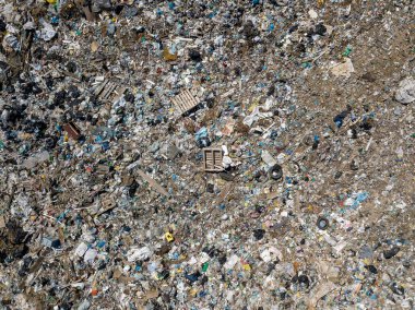 Çevre kirliliği. Büyük çöp yığını drone uçan hava üstten görünüm fotoğrafın. Çöp yığını içinde çöp dökümü veya depolama.