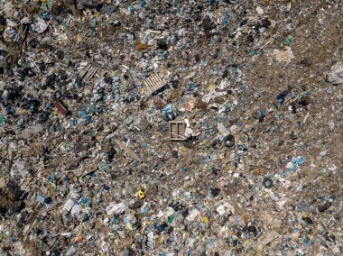 Çevre kirliliği. Büyük çöp yığını drone uçan hava üstten görünüm fotoğrafın. Çöp yığını içinde çöp dökümü veya depolama.