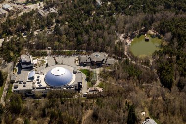 Novosibirsk şehir, Sibirya ile farklı ağaçlar ve bitkiler ile bazı binalarda ormanda. Botanik bahçesinde garip binalar.