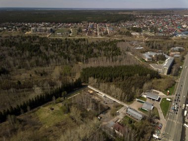 Novosibirsk şehir, Sibirya ile farklı ağaçlar ve bitkiler ile bazı binalarda ormanda. Botanik bahçesinde garip binalar.