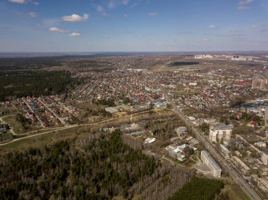Novosibirsk şehir, Sibirya ile farklı ağaçlar ve bitkiler ile bazı binalarda ormanda. Botanik bahçesinde garip binalar.