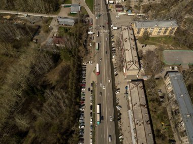 Novosibirsk şehir, Sibirya ile farklı ağaçlar ve bitkiler ile bazı binalarda ormanda. Botanik bahçesinde garip binalar.