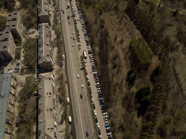 Novosibirsk şehir, Sibirya ile farklı ağaçlar ve bitkiler ile bazı binalarda ormanda. Botanik bahçesinde garip binalar.