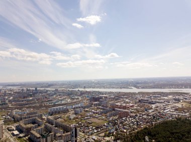Novosibirsk, Rusya Federasyonu altlarında mavi gökyüzü wih binaları bulutlarda. Sokaklar ve manzarası.