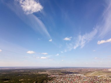 Novosibirsk, Rusya Federasyonu, altlarında mavi gökyüzü wih orman bulutlarda. Orman