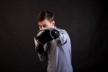 Esmer adam boks eldivenli ellerinde ekose gömlekli