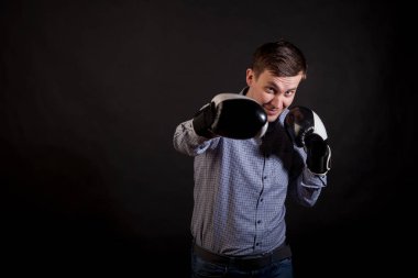 Esmer adam boks eldivenli ellerinde ekose gömlekli