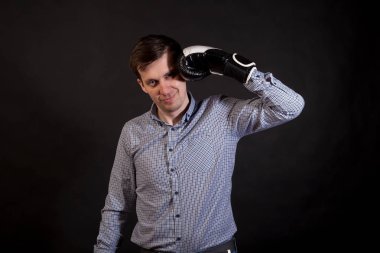 Esmer adam boks eldivenli ellerinde ekose gömlekli kendini izole siyah arka plan üzerine atıyor