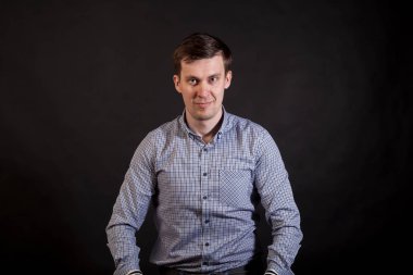 Esmer adam elindeki siyah izole arka plan üzerinde duruş boks eldivenli ekose gömlekli