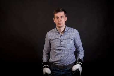 Esmer adam elindeki siyah izole arka plan üzerinde duruş boks eldivenli ekose gömlekli