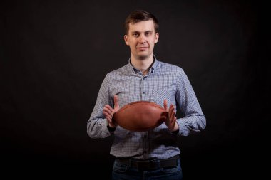 Esmer adam ekose gömlekli