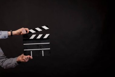 Clapperboar izole siyah arka plan üzerine elinde