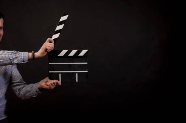 Clapperboar izole siyah arka plan üzerine elinde