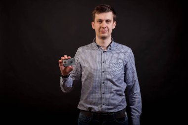 Genç haird adam houlding kredi kartı elinde siyah