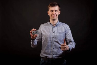 Genç haird adam houlding kredi kartı elinde siyah