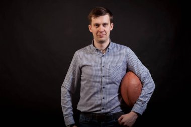 Esmer adam ekose gömlekli