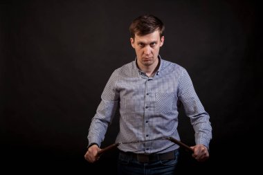 Esmer adam ekose gömlekli