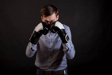 Esmer adam elindeki siyah izole arka plan üzerinde duruş boks eldivenli ekose gömlekli