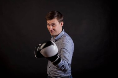 Esmer adam boks eldivenli ellerinde ekose gömlekli