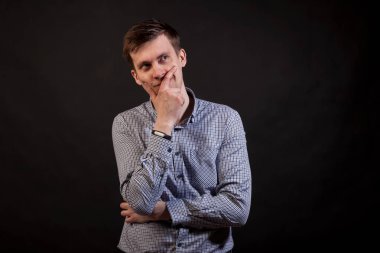 Koyu saçlı beyaz bir düşünceli adam ekose gömlek ve siyah Yalıtılmış zemin kot