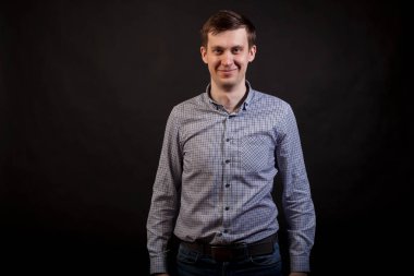 Koyu saçlı beyaz adam dört gözle ve gülümseme ekose gömlek ve siyah Yalıtılmış zemin kot