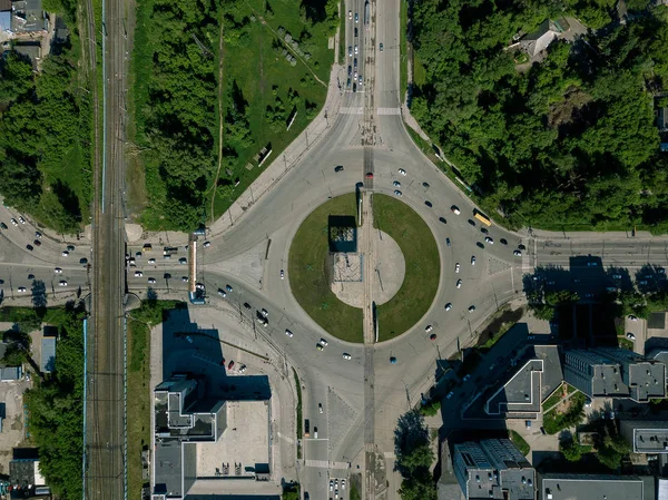 Havadan görünümü Meydanı şehrin dolambaçlı trafik, sokaklar ve binalar ile. Ağaçlar ve iki kentsel ile iki bölüme.